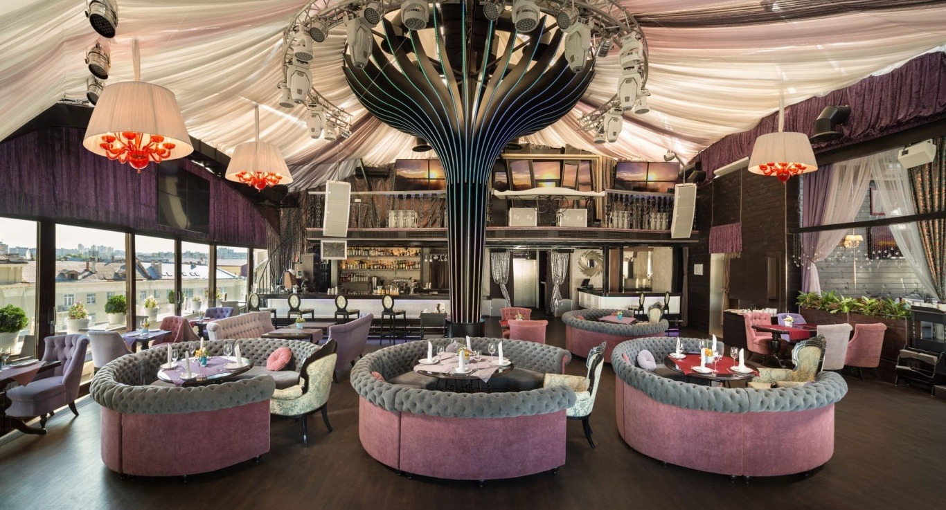 Eleganter Restaurantbereich in Warschau